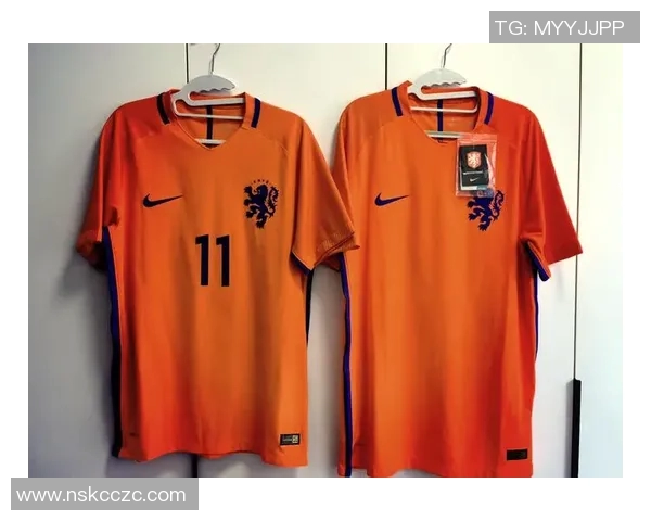 小学生足球星星黄橙色球衣亮相展现活力与青春风采助力校园体育运动新风潮